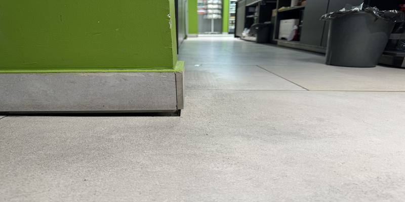 Jakie objawy wskazują na osiadanie lub przekos płyty?