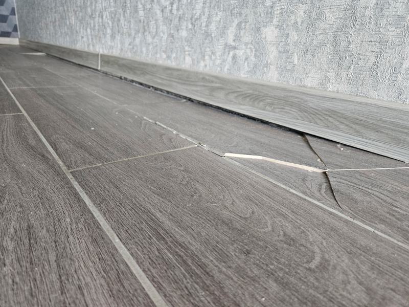 Jakie są potencjalne przyczyny osiadania fundamentu?