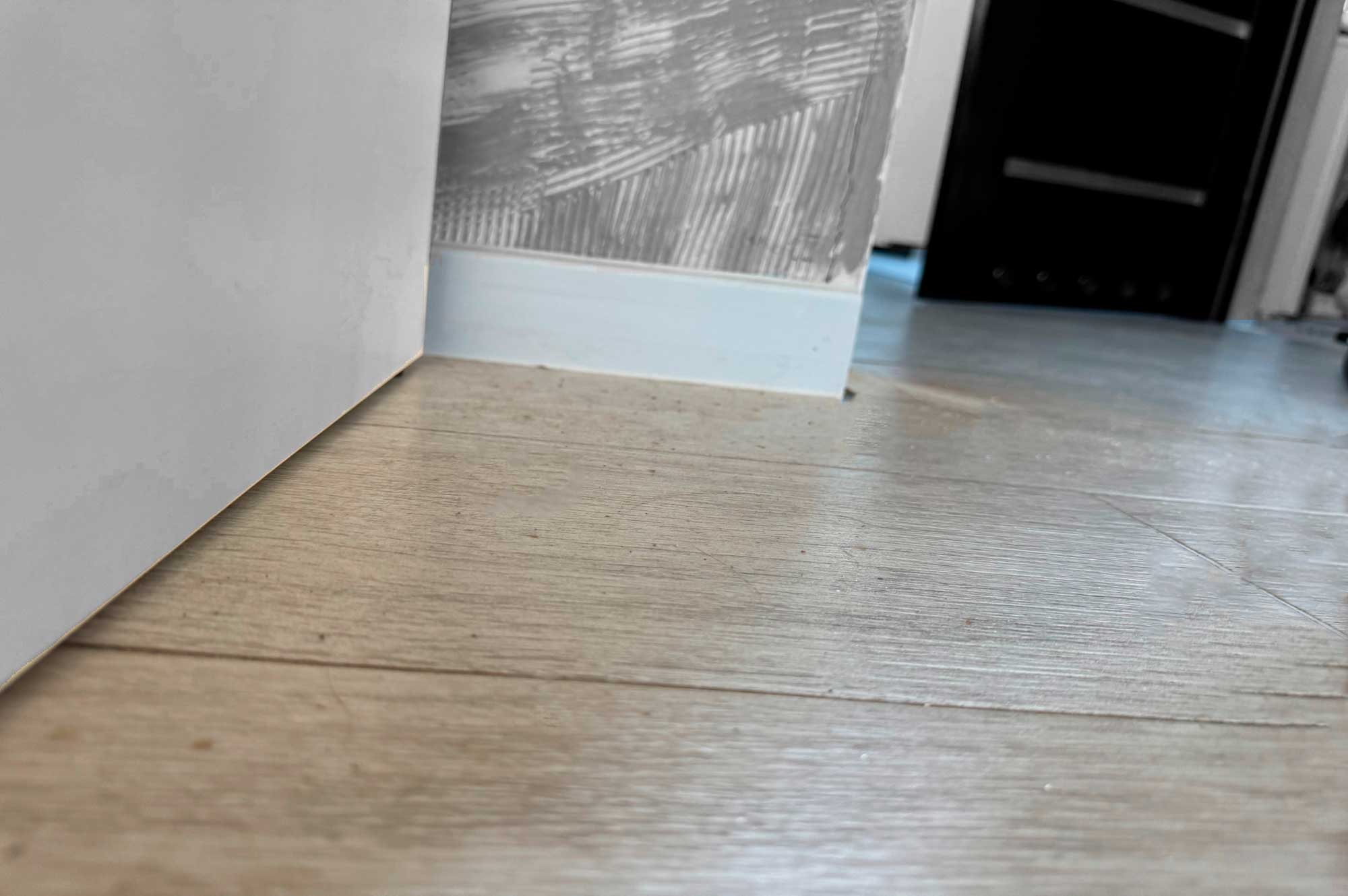 Wklęsłość podłogi przed iniekcją