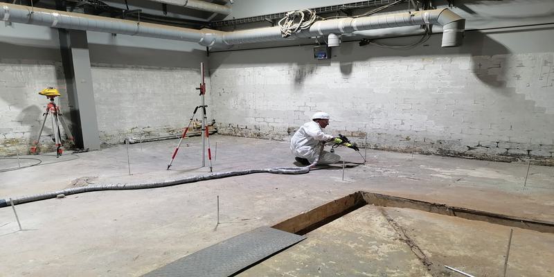 Rozluźnienie i wibracje płyt, zniszczone szwy.