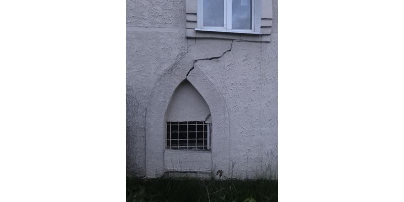 Wypiętrzone wykusze, dobudówki i konsolacje.