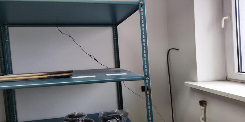 Pęknięcia w ścianach i podłogach