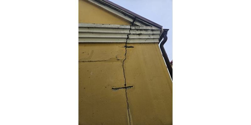 Osunięcie się gruntu z powodu osiadania.