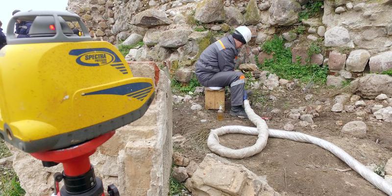 Wzmacnianie fundamentów i podstaw dla historycznych budynków.