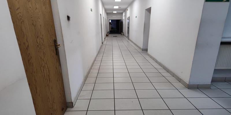 Przyklejające się drzwi i okna, trudności z zamknięciem.